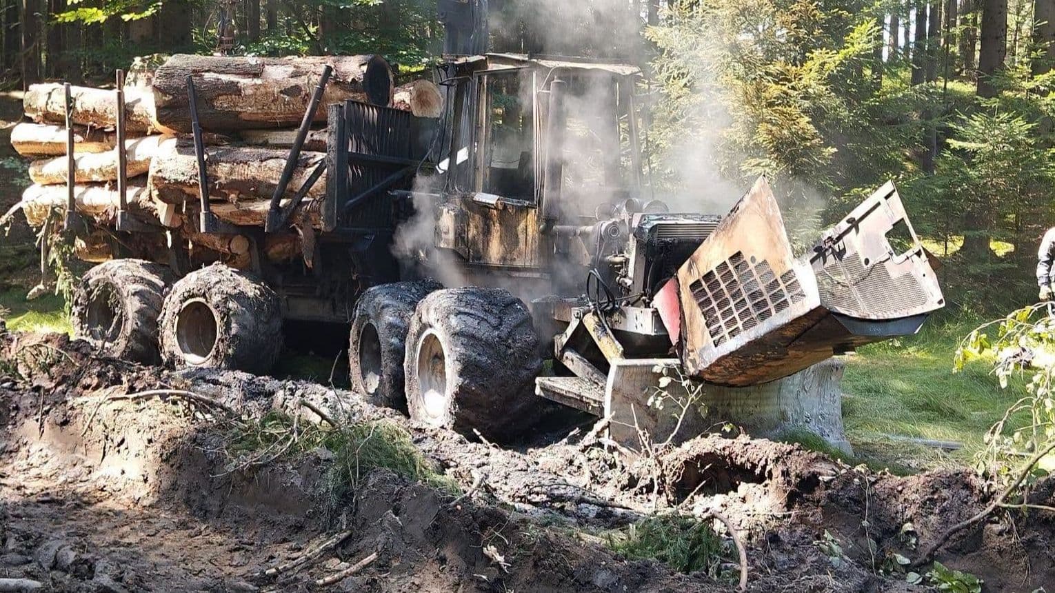 Pożar maszyny leśnej w kompleksie leśnym koło Ubocza