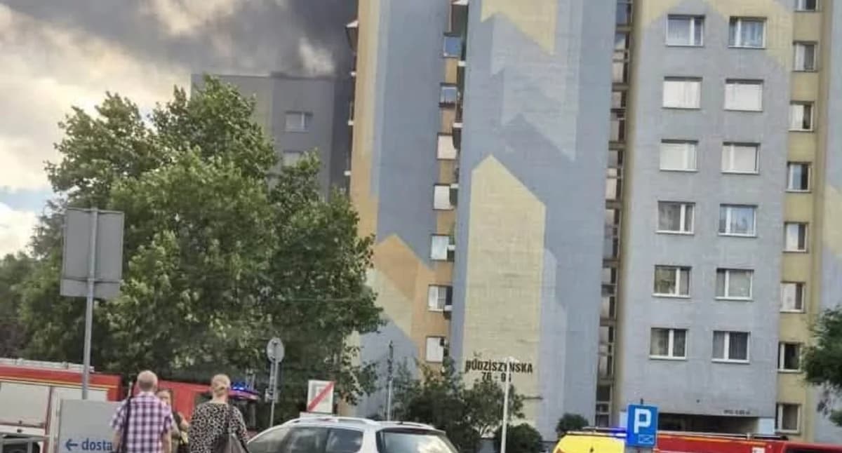 Pożar na Budziszyńskiej. Źle zaparkowane auta zablokowały strażakom dojazd