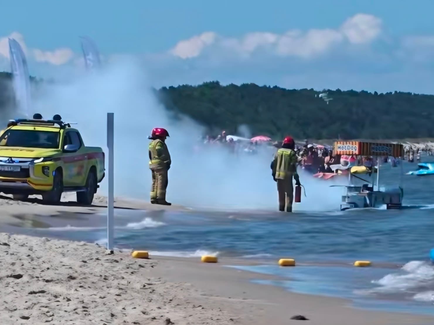 Pożar na plaży w Międzyzdrojach. Płonący wózek wepchnięto do wody
