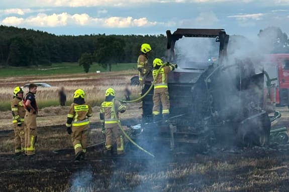 Pożar prasy rolniczej podczas prac polowych