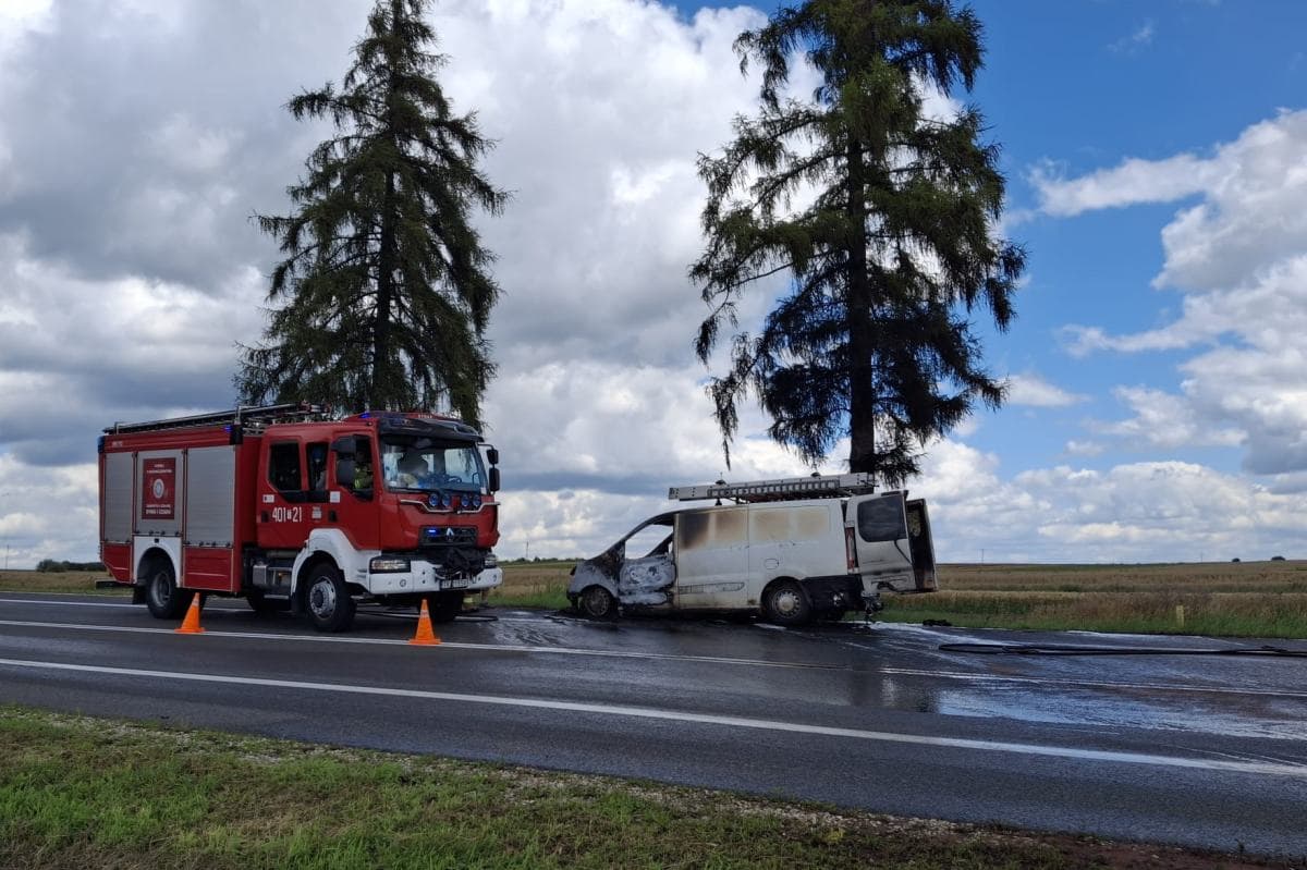 Pożar samochodu dostawczego na DK73. Trasa w Pacanowie była zablokowana