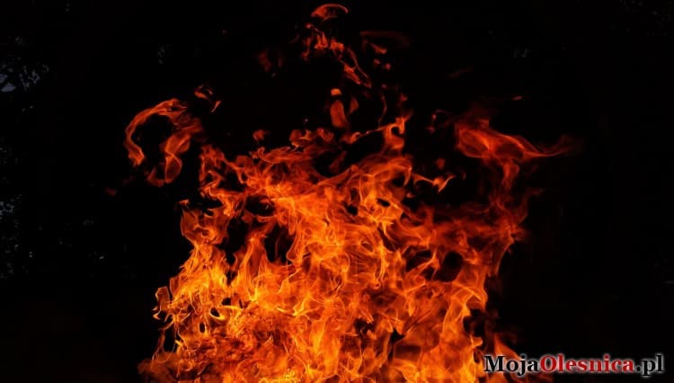 Pożar samochodu w Poniatowicach. Pilna interwencja straży pożarnej