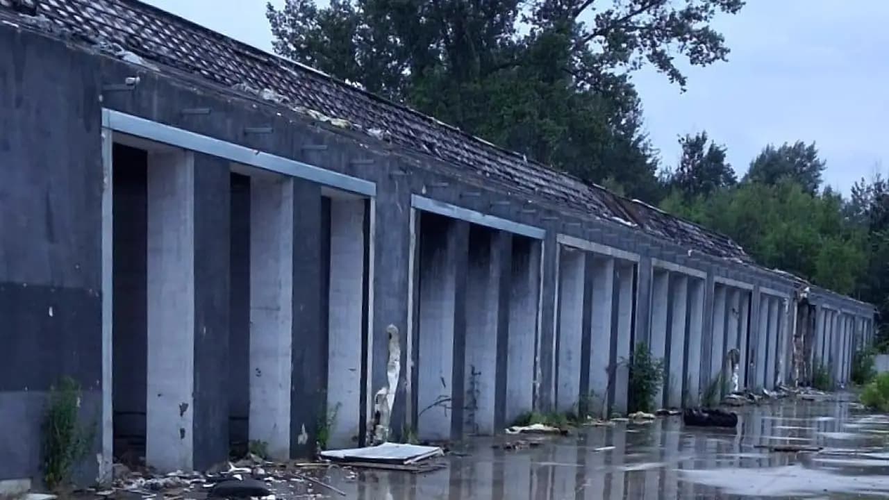 Pożar starej odlewni żeliwa. Na miejsce skierowano kilka zastępów straży pożarnej