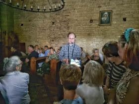 Poznawali filmowy Inowłódz: Mimo deszczowej pogody kilkadziesiąt osób wzięło udział w niedzie