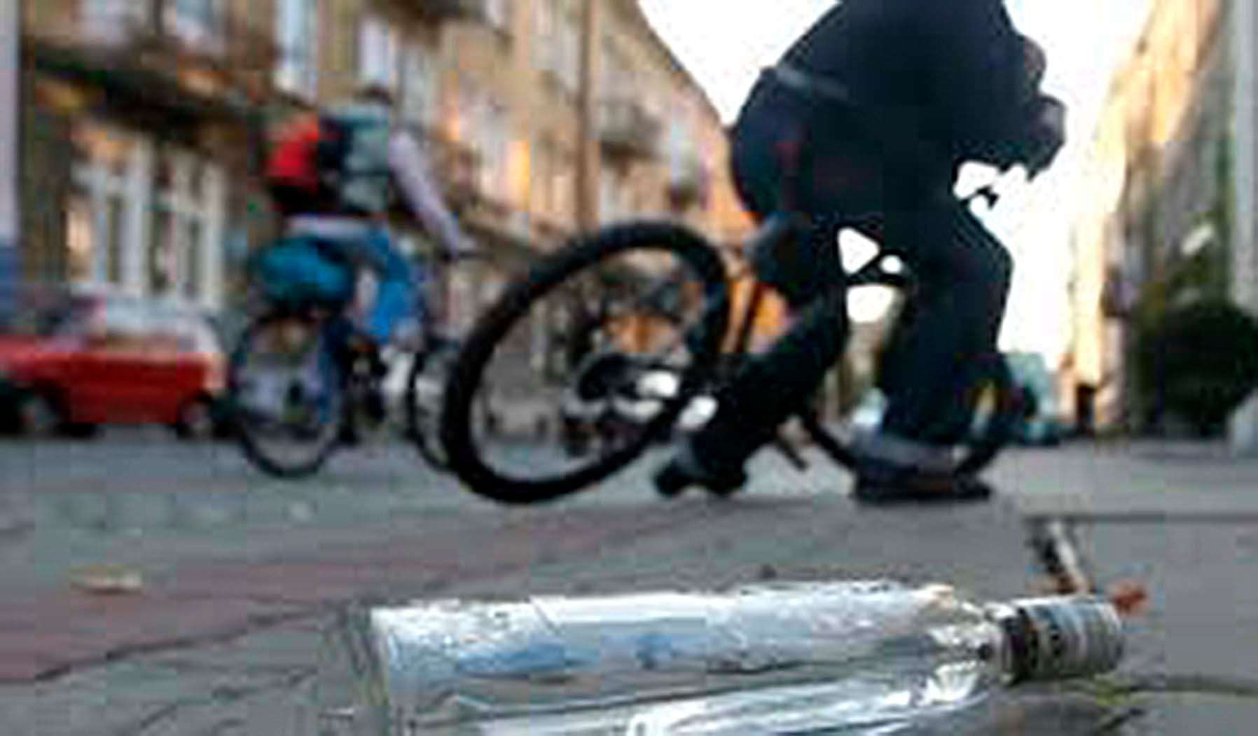 Prawie 4 promile i jazda slalomem. Ostrołęccy policjanci udaremnili niebezpieczną jazdę pijanemu rowerzystę
