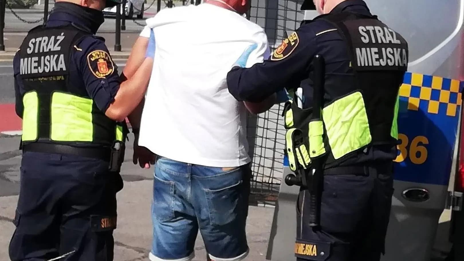 Próbował uciec strażnikom, później sam przyznał, że jest poszukiwany