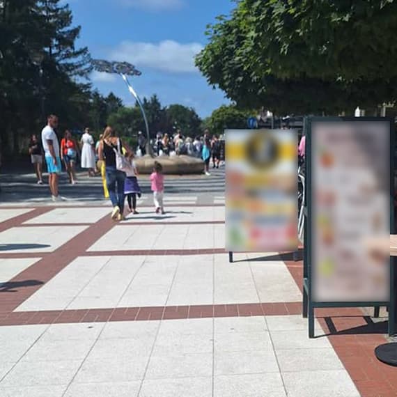 Promenada zastawiona reklamami. Miasto odpowiada: kontrole są i będą mandaty