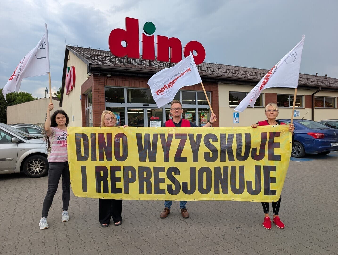 Protest w Dino w Piotrkowie. Piotr Ikonowicz wsparł zwolnione po strajku pracownice