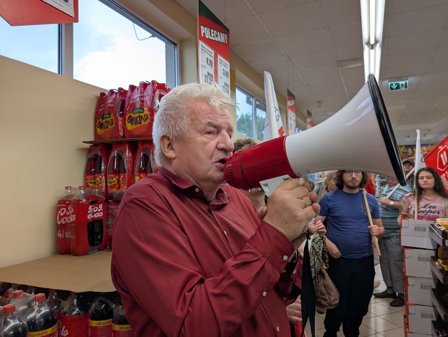 Protest w DINO w Piotrkowie. Zwolnione pracownice wsparł Piotr Ikonowicz