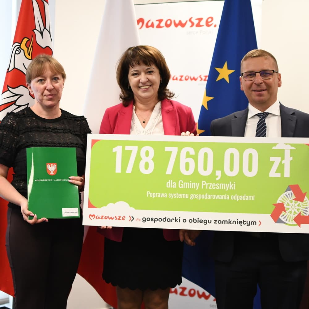 Przebudowa drogi nr 1363W w gminie Trojanów i poprawa systemu gospodarowania odpadami w gminie Przesmyki – te inwestycje będą zrealizowane dzięki wsparciu z budżetu samorządu Mazowsza.