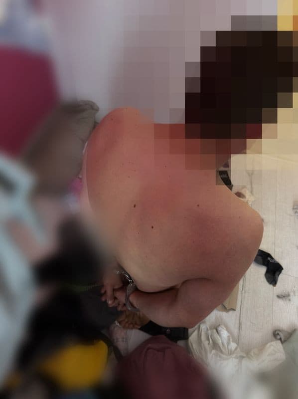 Przed stróżami prawa schował się pod łóżkiem w skrzyni