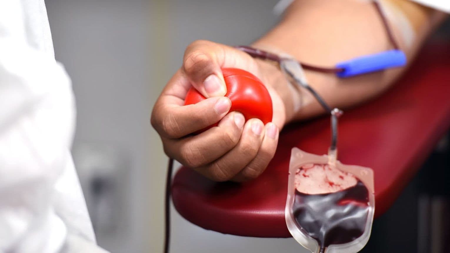 Przed zamojską komendą „poleje się krew”. Mundurowi świętują i apelują o najcenniejszy dar