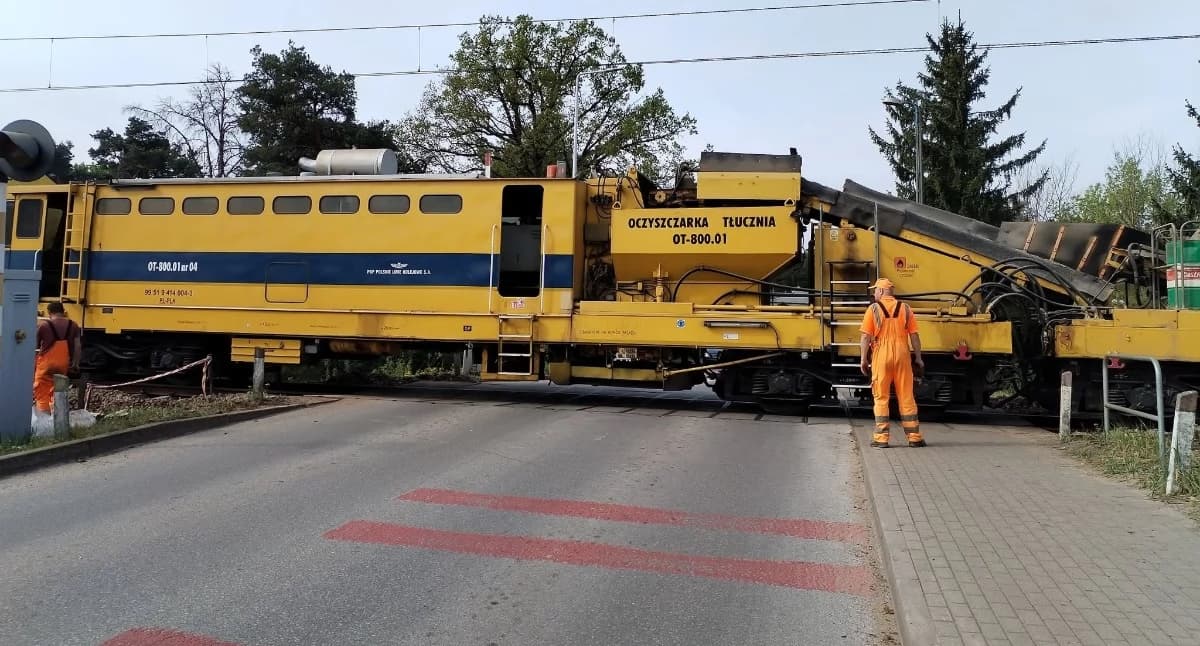 Przejazd kolejowy w Rybienku Leśnym zostanie zamknięty. Kierowców czekają trzy dni utrudnień