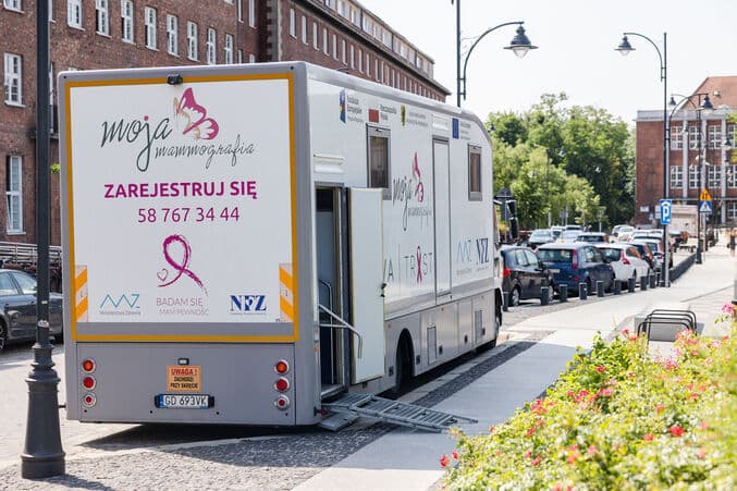Przejdź do artykułu: Rak nie daje urlopu. Odwiedź mammobus i zbadaj piersi!