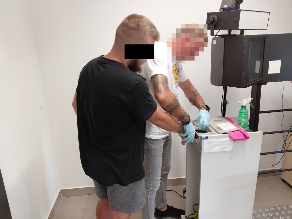 Przekroczył prędkość i złamał sądowy zakaz. 20-latek przekazany Straży Granicznej