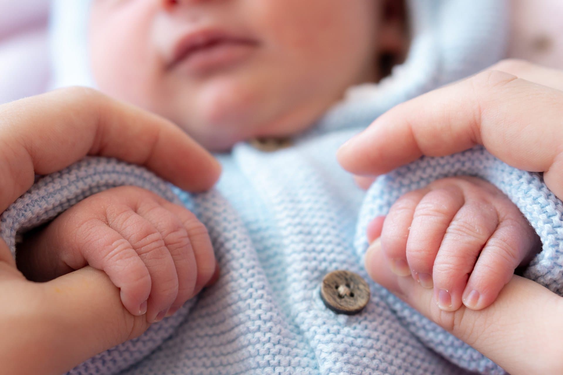 Przeraźliwie płakała. Pijani rodzice "opiekowali się" 4-miesięczną dziewczynką