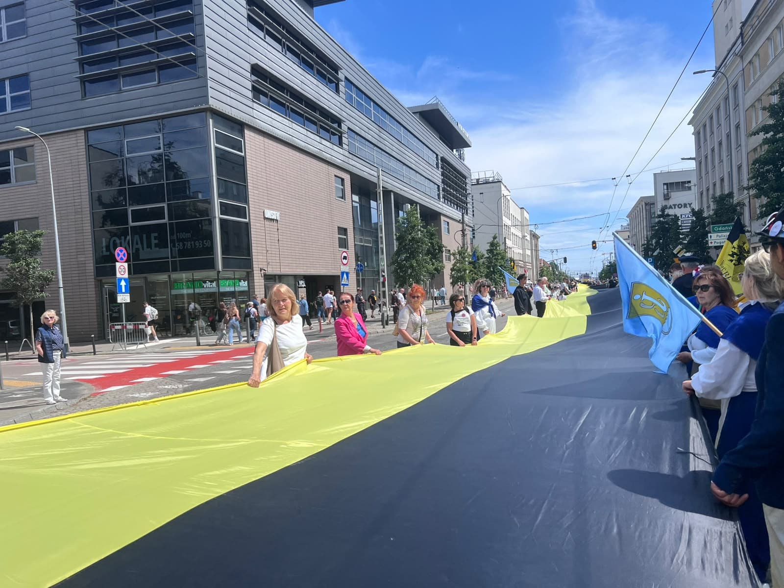 Przez ulice Gdyni przemaszerowali ze 100-metrową kaszubską flagą | WIDEO, ZDJĘCIA