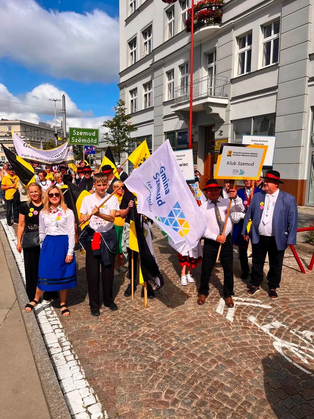 Przez ulice Gdyni przemaszerowali ze 100-metrowką kaszubską flagą