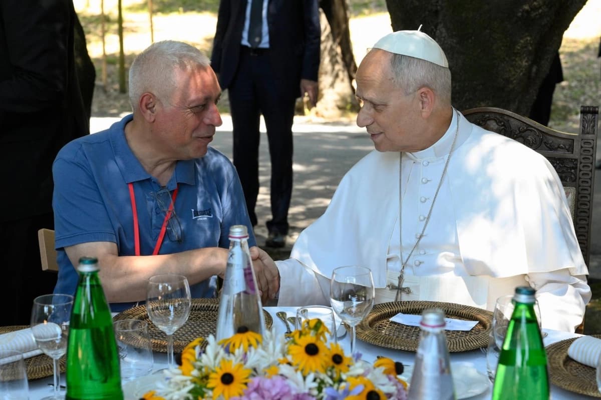 Przy stole z Leonem XIV. Dzień, który przywraca godność