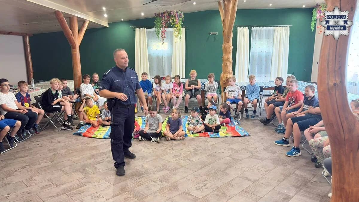 Przybynów: Policja i sanepid rozmawiali z dziećmi o bezpieczeństwie w lecie