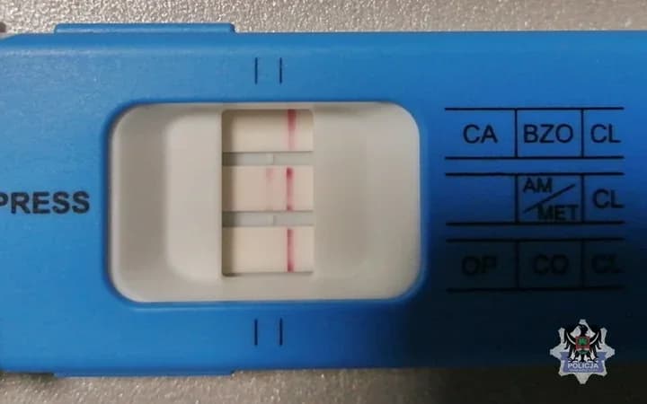 Przyjechał zgłosić sprawę na komisariat. Test wykazał amfetaminę