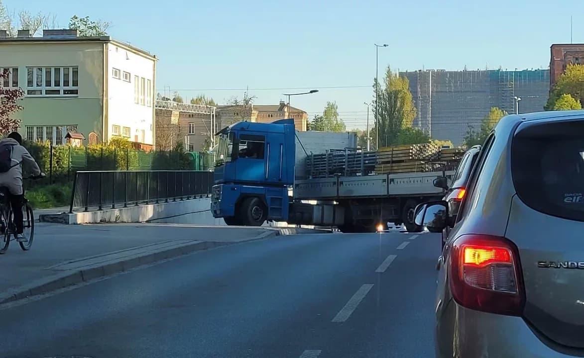 Pułapka na ciężarówki w Łodzi. Miasto zapowiada działania