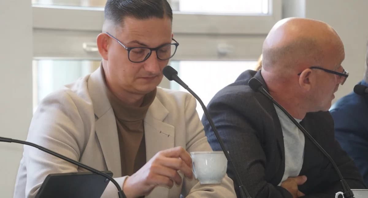 Pytania Mateusza Lisieckiego o zatrudnienie byłej dyrektorki SPZOZ bez odpowiedzi. Bartosz Nowacki milczał