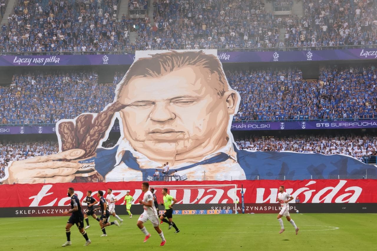 "Łączy nas wóda." Wymowny baner na meczu w Poznaniu
