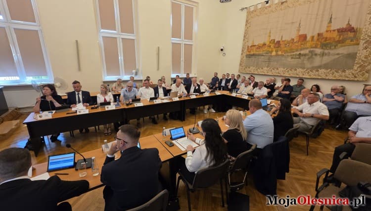 Radni PiS wyszli przed ważnym głosowaniem. Apel lokalnej KO o oddanie diet na cele społeczne