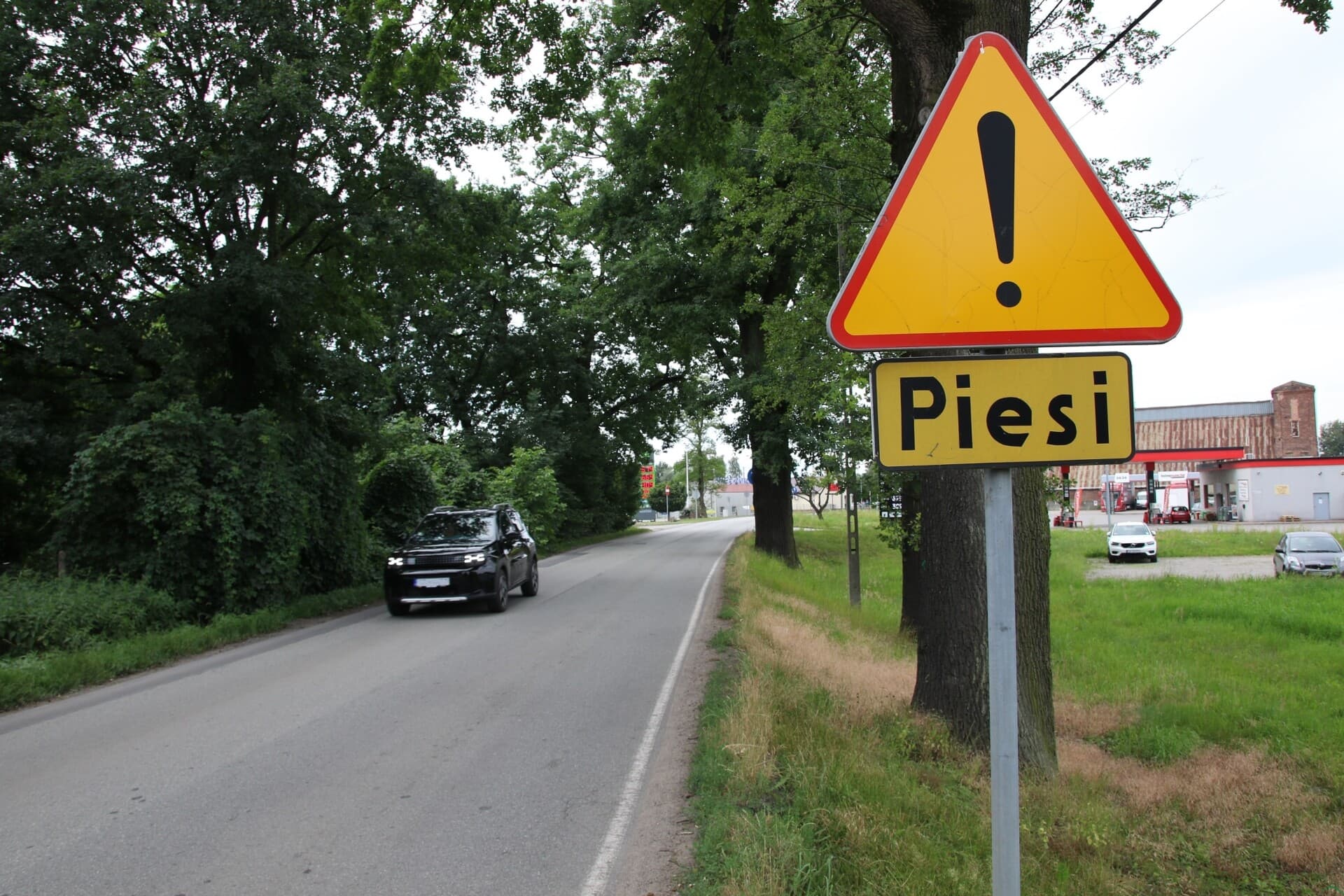 Radny chce „zebry”, powiat proponuje pobocza. Spór o przejście dla pieszych w Mnichu