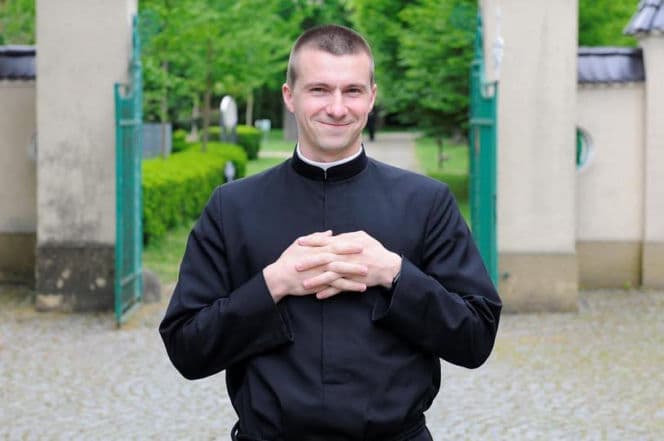 Rapuje i chce budować mosty między Kościołem a młodymi. Ks. Budai w nowym utworze