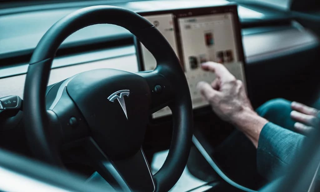 Rawicz i nowe technologie na drodze: Tesla, autopilot i alternatywne napędy w praktyce