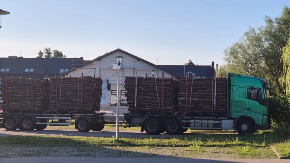 Read article: Skrajna nieodpowiedzialność na drodze. Wpadł pijany kierowca ciężarówki przewożącej drewno