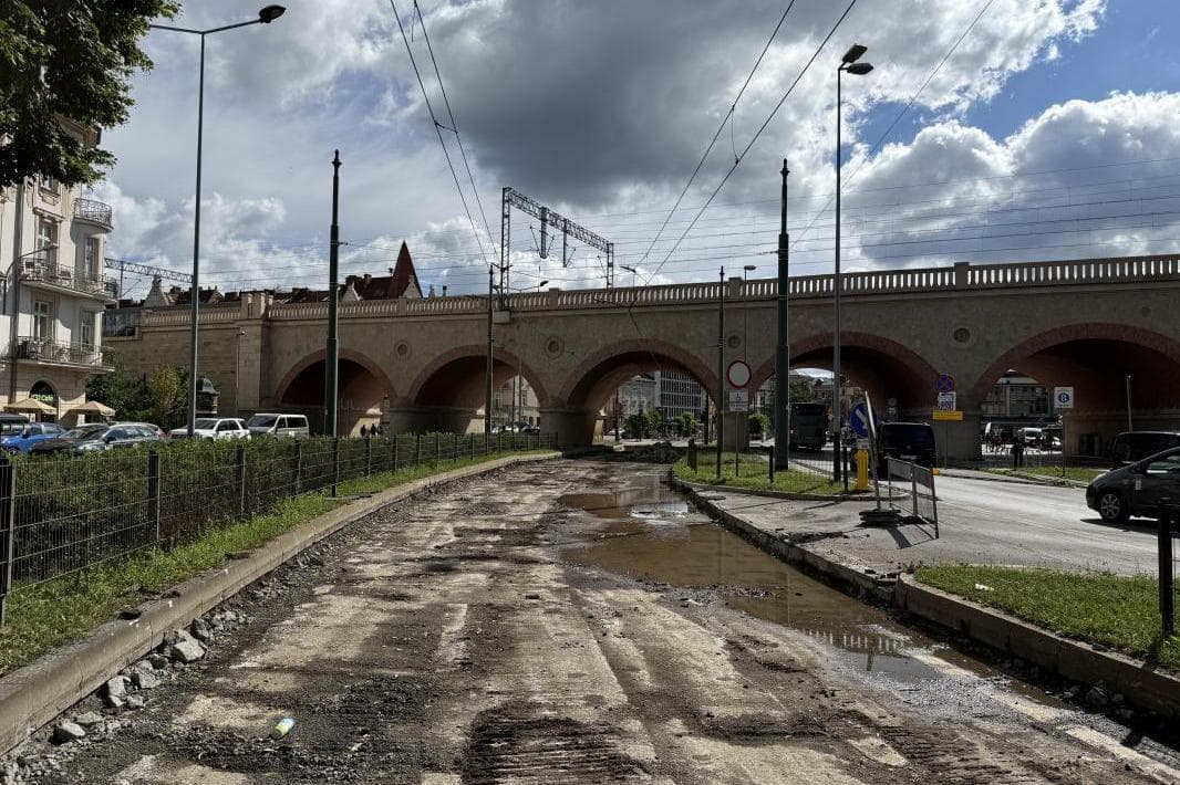Remont torowiska na Grzegórzeckiej potrwa do końca września. Odkryto poważne uszkodzenia