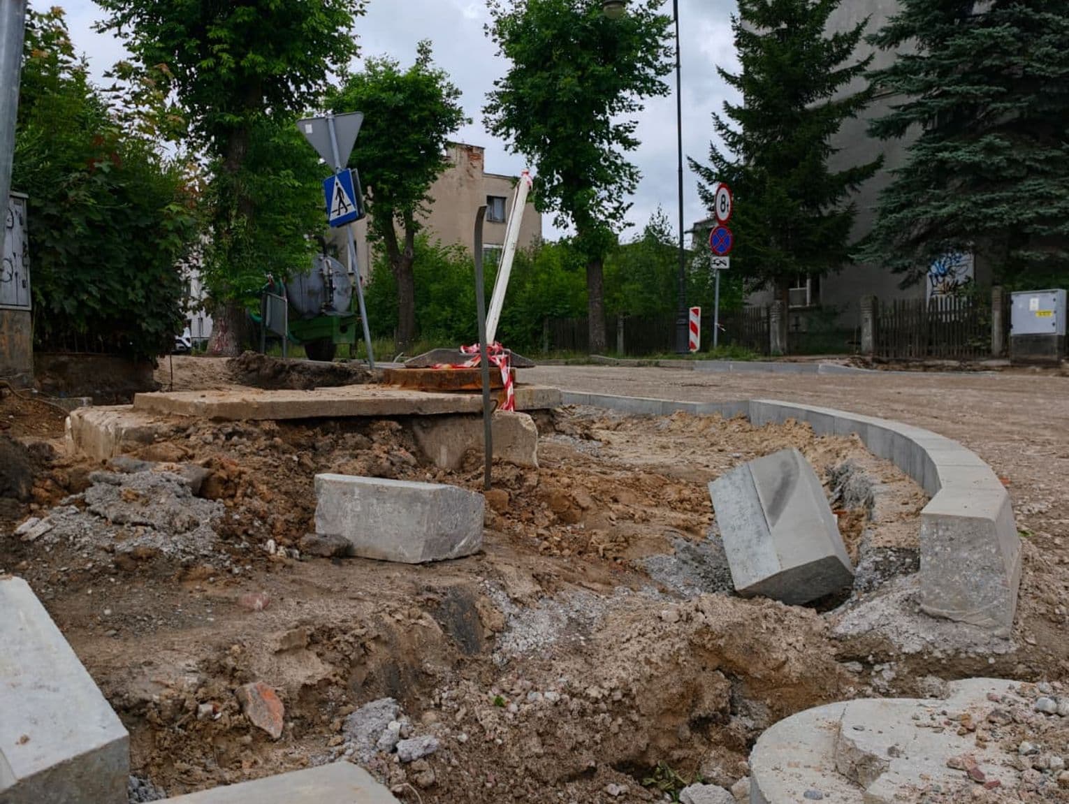 Remont ul. Drzymały się ślimaczy. Mieszkańcy Chojnic są wściekli, a starosta... daje wykonawcy kolejny kontrakt!