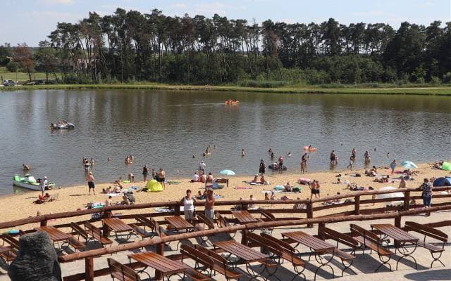 Restauracje nad wodą i wśród zieleni blisko Łodzi. Oto idealne miejsce na wakacyjny obiad za miastem! Propozycje na lato 2026