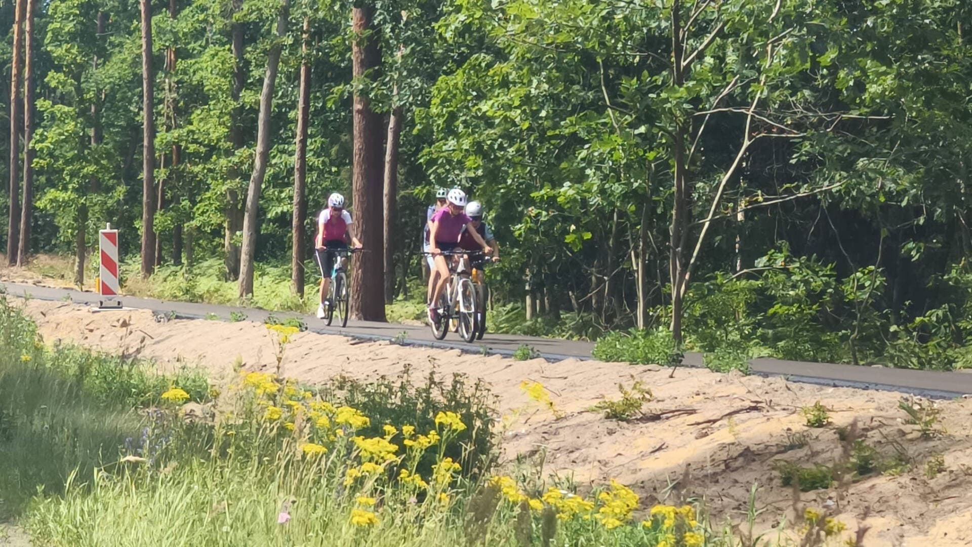 Robota jeszcze nie skończona, rowerzyści już ze ścieżki korzystają. Bezpieczniej pod Goleniowem