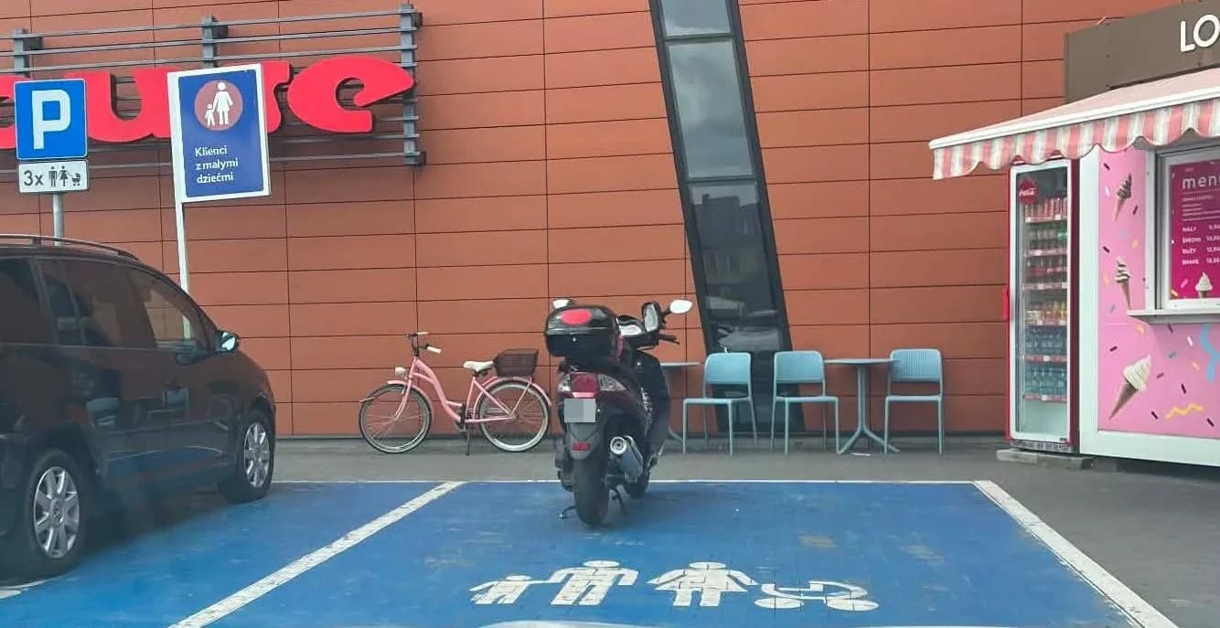 Rodzina na dwóch kołach? Ktoś chyba pomylił rodzinne miejsce z parkingiem dla motocykla