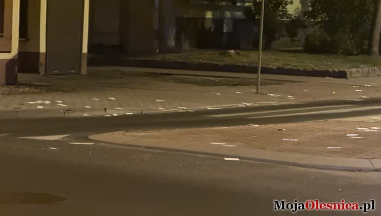 Rondo w Oleśnicy zasypane białymi karteczkami. Czy to efekt głupiej zabawy?