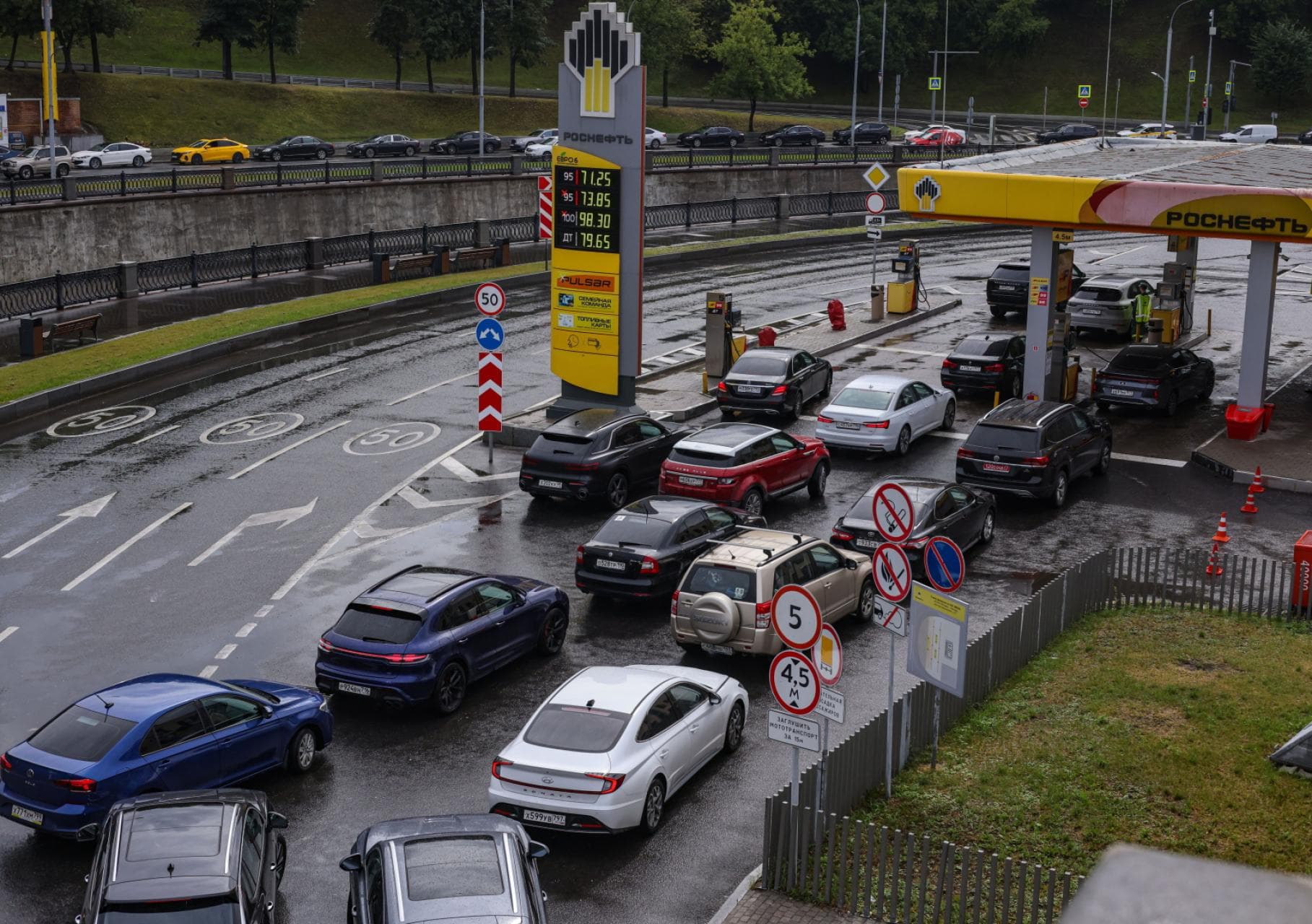 Rosyjskie rafinerie pod ostrzałem. Czy problemy Kremla przełożą się na ceny paliw?