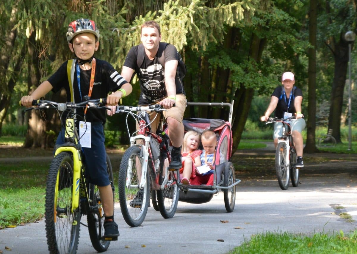Rowerowe wakacje z MOSIR-em. W niedzielę wsiadamy na rowery, hulajnogi, deskorolki