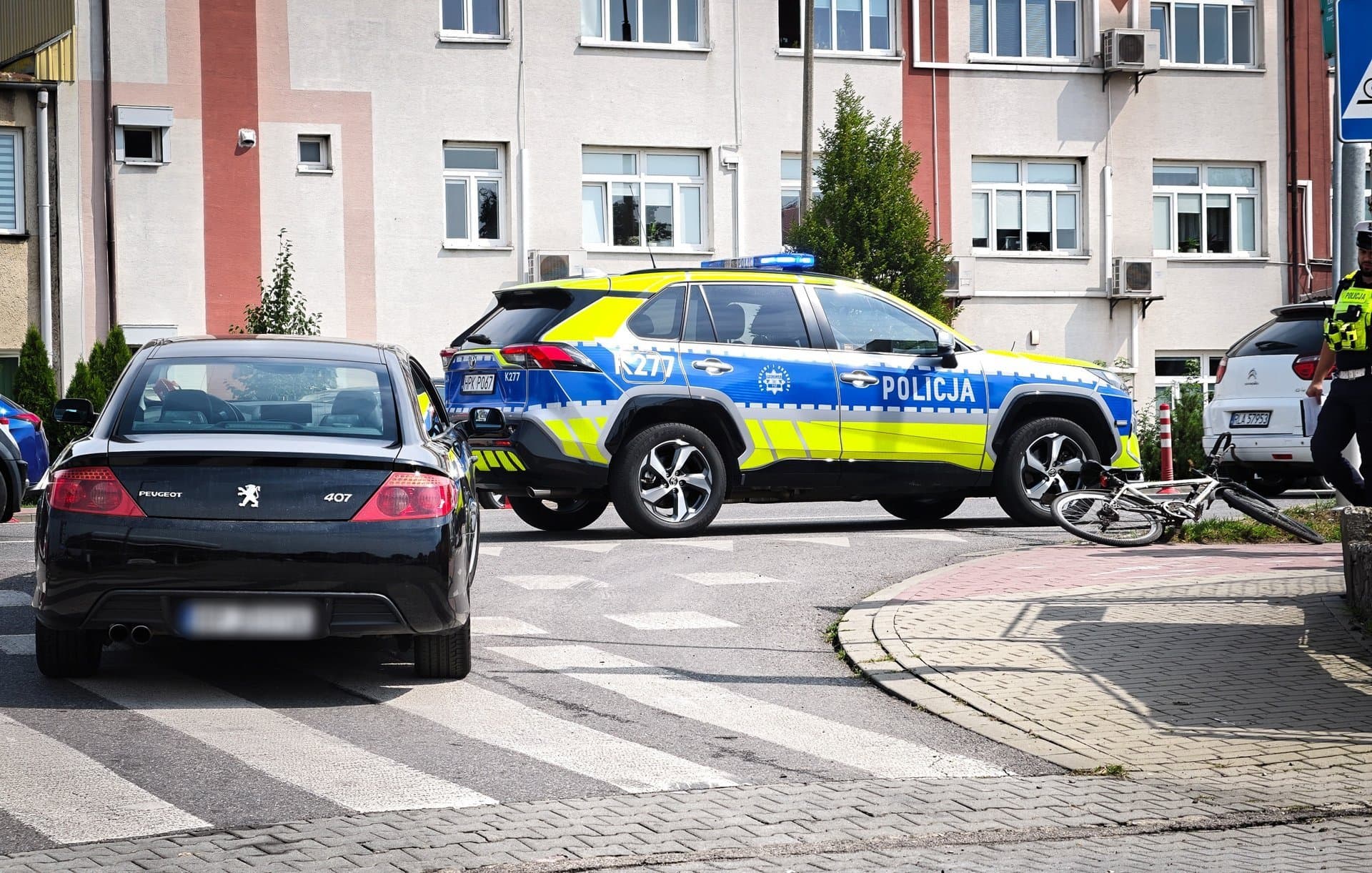 Rowerzysta ranny w wypadku. Kierowca peugeota nie ustąpił mu pierwszeństwa