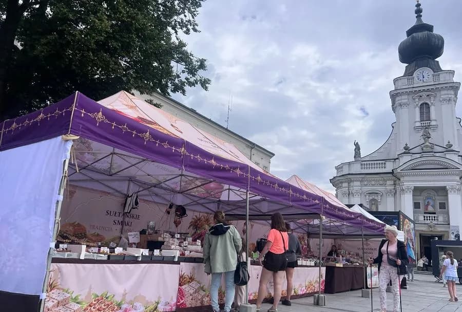 Róż i fiolet opanowały rynek w Wadowicach. Słodki festiwal dla fanów słodyczy i zabawy