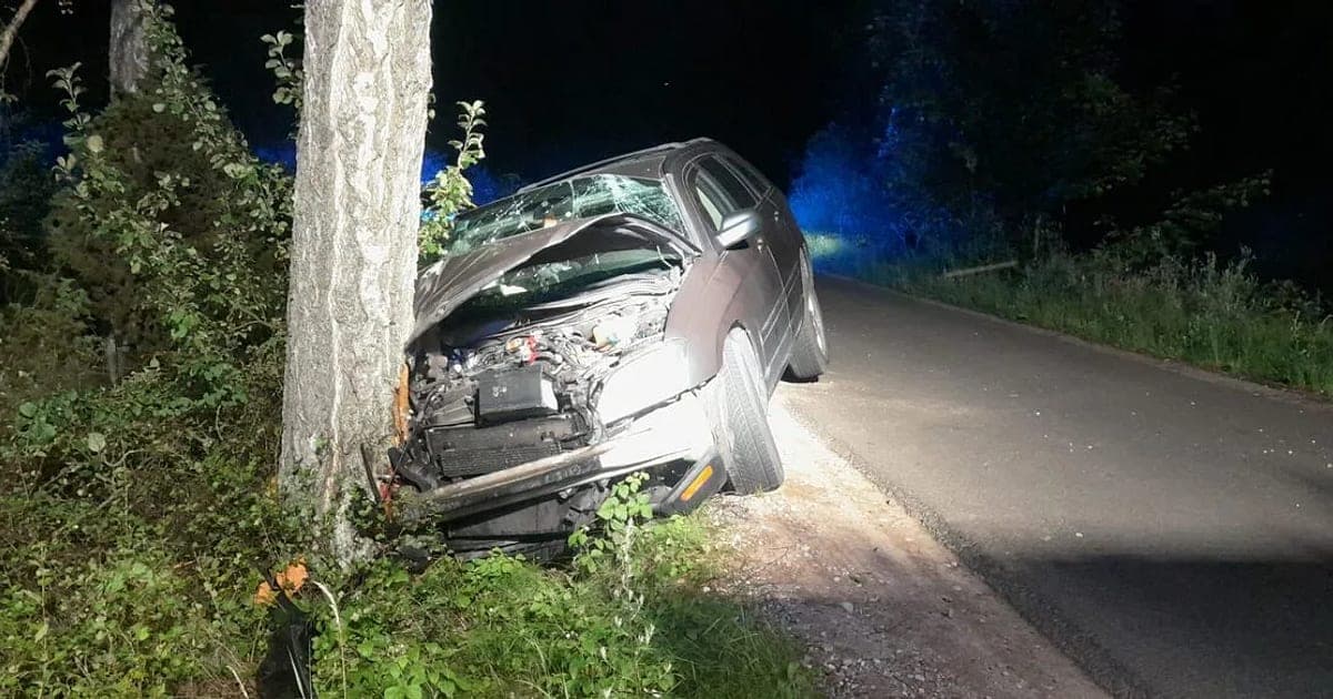 Rozbity chrysler pod Czerskiem. 59-latek zatrzymany z blisko 2 promilami