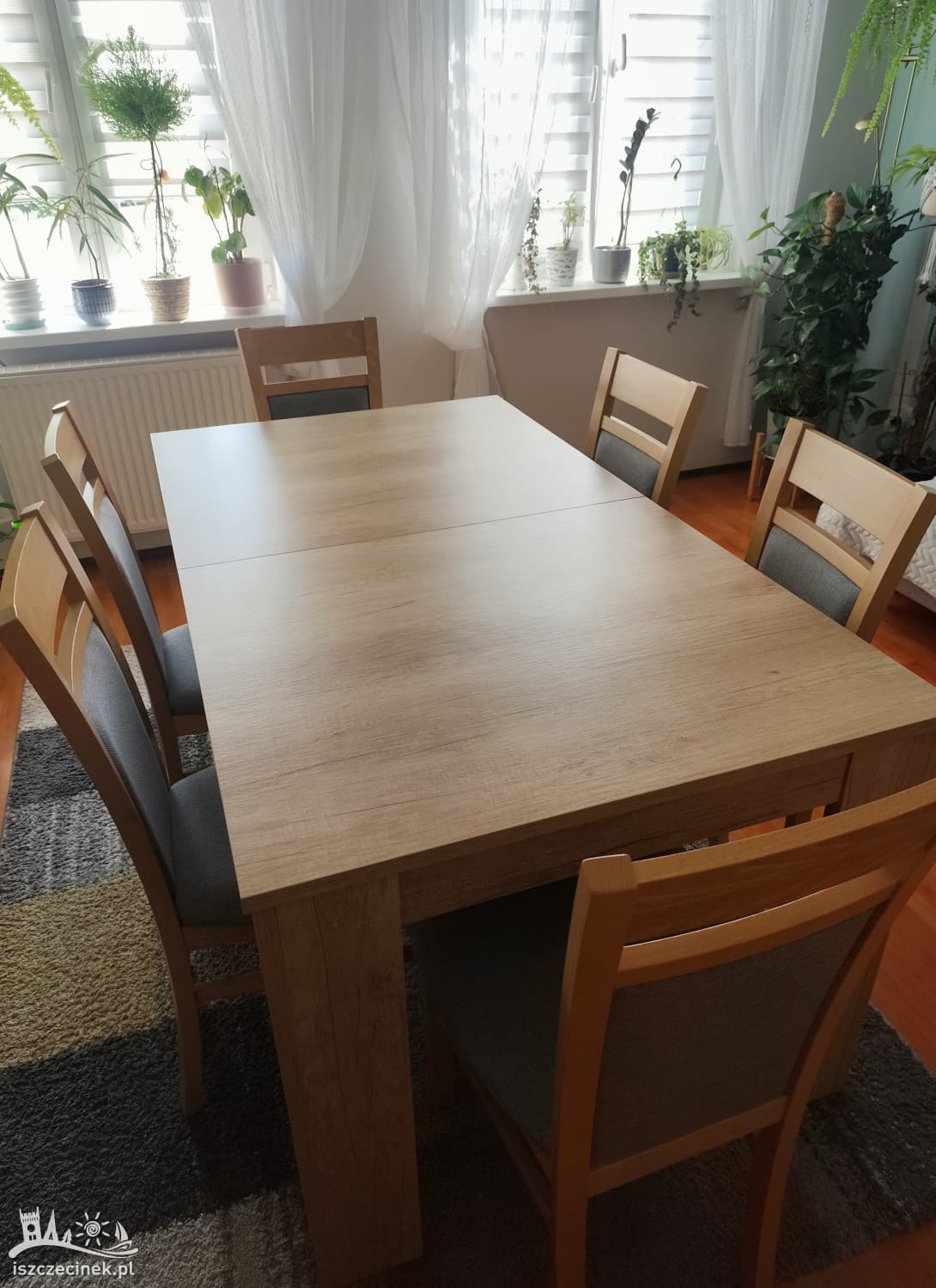 Rozkładany stół z krzesłami