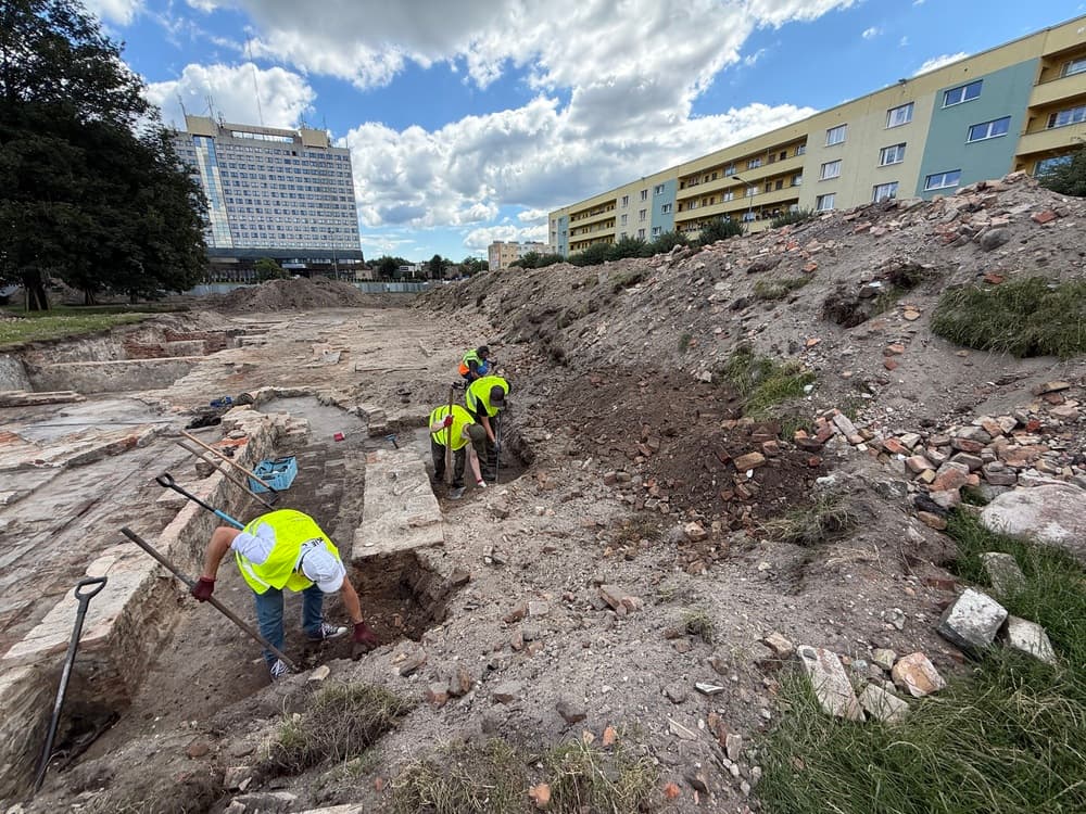 Rozkopany plac w Pile. Co znaleźli archeolodzy?