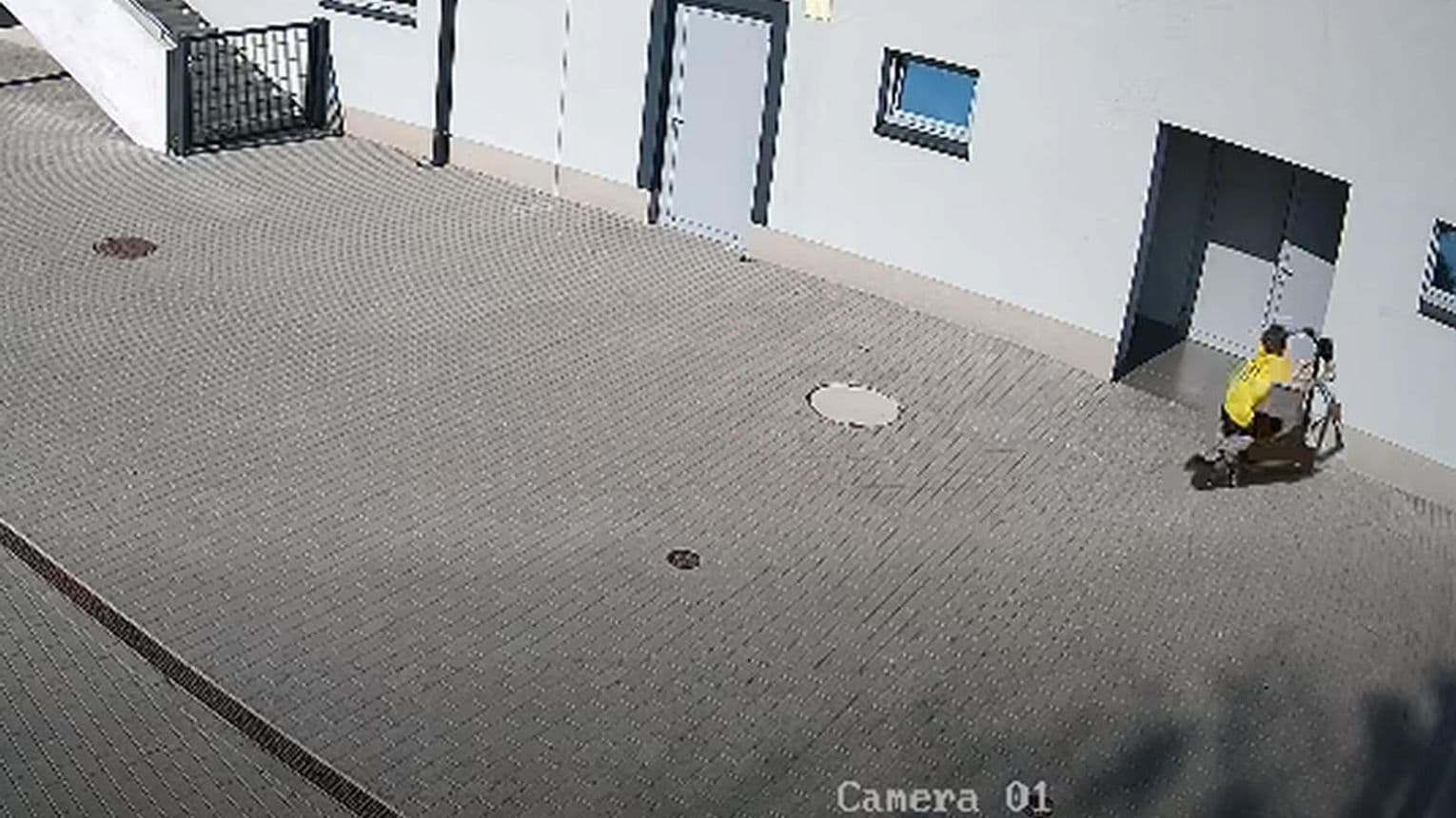 Rozpędzoną hulajnogą prosto w budynek. MOSiR publikuje wideo