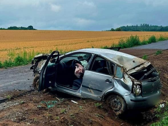 Roztrzaskany Volkswagen w rowie. 18-latek uciekł