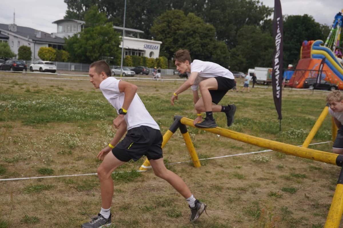 Runmageddon Lite w Łowiczu. Uczestnicy rywalizują na trasach z przeszkodami