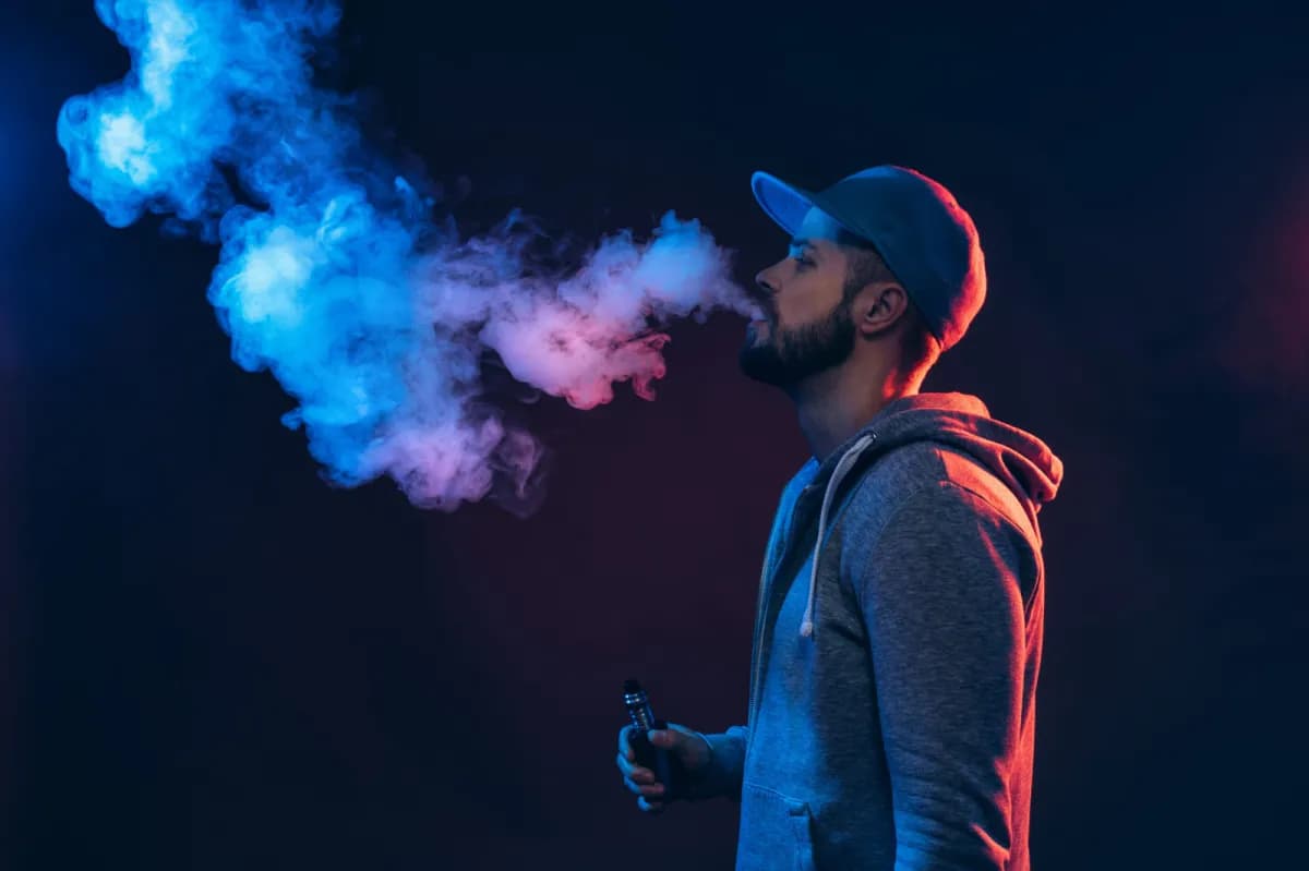 Rząd uderza w e‑papierosy: 50 zł akcyzy za urządzenie i droższy liquid